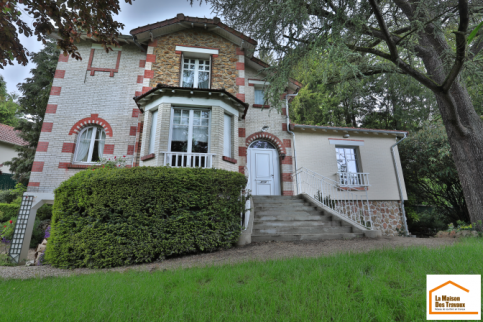 Façade d'entrée après pose de l'ITE et extension à droite (Brunoy 91800)