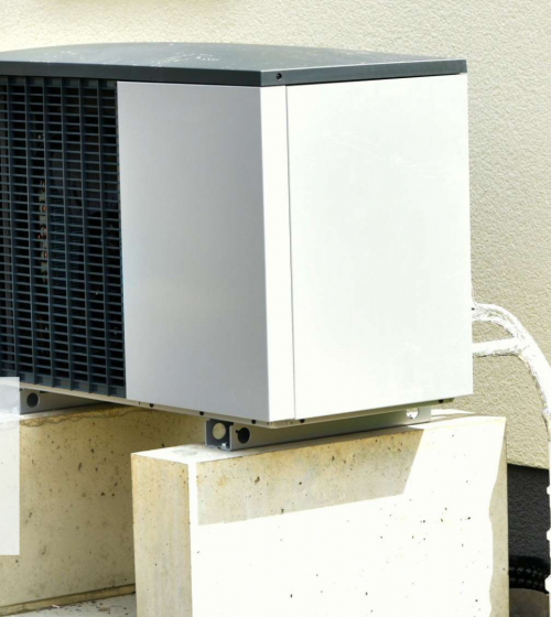 Installation d’une pompe à chaleur air/eau sur socle béton à Bon-Encontre. Un exemple d’intégration technique réussie pour un chauffage performant et économe.