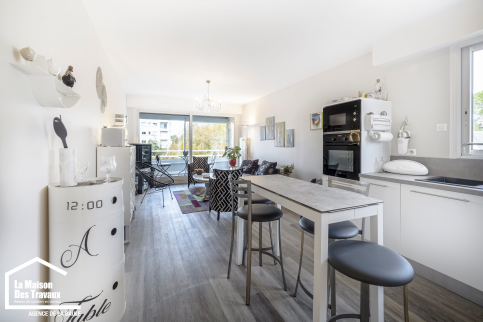 Table bar et tabourets hauts