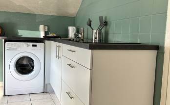 Cuisine rénovée dans un appartement locatif à Vern-sur-Seiche par La Maison Des Travaux Bruz