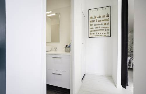 Vue du couloir et de l'entrée de la salle de douche