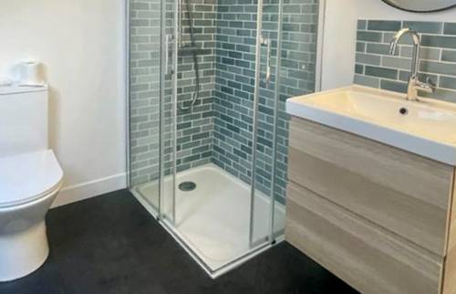 La douche et le meuble suspendu de la salle de bains sous comble