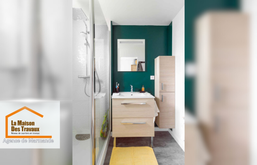 L’un des éléments phares de cette transformation est sans aucun doute la vasque, installée dans un élégant meuble en bois clair. 