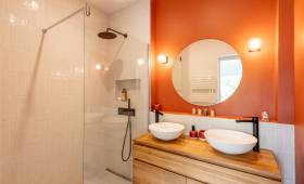 Salle de bain rénovée à Marnes-la-Coquette : élégance et modernité