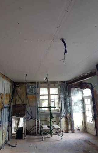 Pendant travaux : murs en cours 