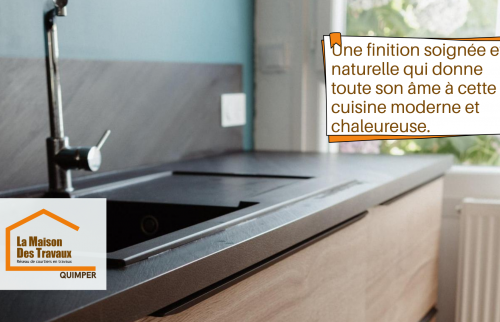 Plan de travail haut de gamme et évier encastré : une finition moderne et naturelle pour une cuisine chaleureuse.