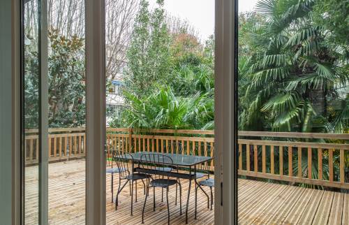 Terrasse en bois élégante et verdoyante à Paris 8e