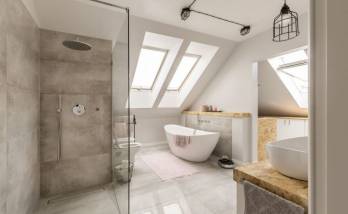 salle de bain rénové tendance et lumineuse