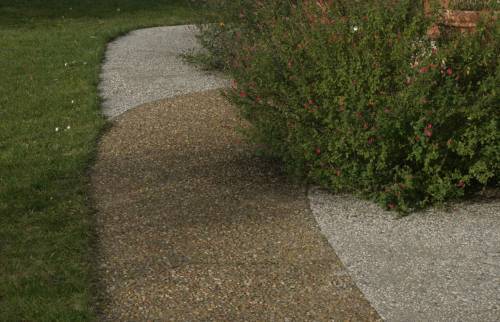 Réalisation d'un chemin en béton lavé dans le Calvados