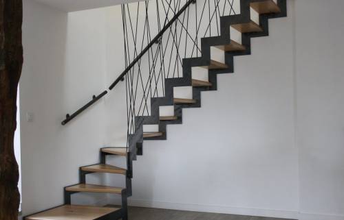 Escalier sur mesure armature acier et marches bois massif 
