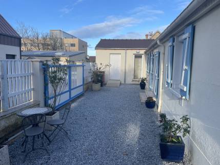 Maison avec l'extension en L au fond (Luc-sur-Mer 14530)