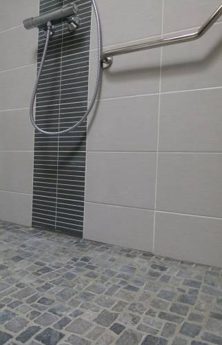 Carrelage du mur de la douche à accès PMR à Aubière