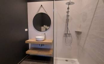 Salle de bain noire et blanche