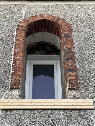 Nouvelle fenêtre dans une ouverture anciennement condamnée de maison - Morléon 79