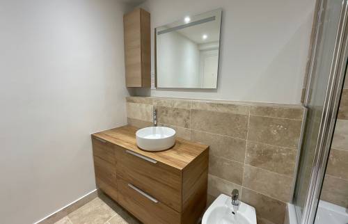 Le bidet dans la salle de bain rénovée