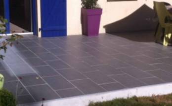 Une nuance de bleu pour harmoniser la terrasse avec les couleurs de la maison à Vertou (44)