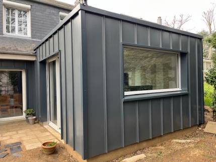 Nouvelle extension de maison à ossature bois et habillage extérieur en bardage zinc - Nantes 44000