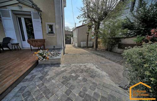 Mélange bois, pavés et béton désactivé (Yerres 91330)