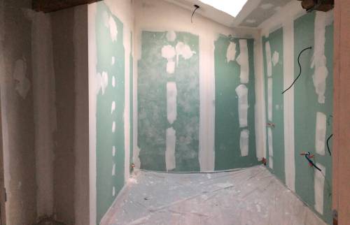 pendant le chantier de rénovation d'une salle de bains à Cognac