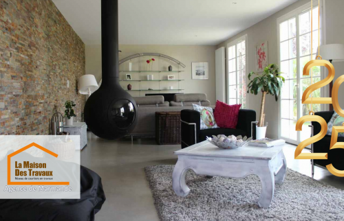 La photo met en avant un salon chaleureux et moderne, avec un poêle suspendu noir qui ajoute une touche contemporaine, et des ouvertures généreuses offrant une luminosité exceptionnelle 🌟.