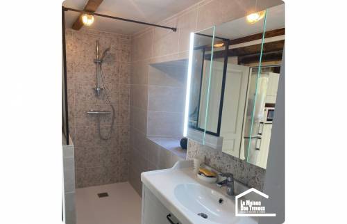 Salle de bain complète avec meubles 