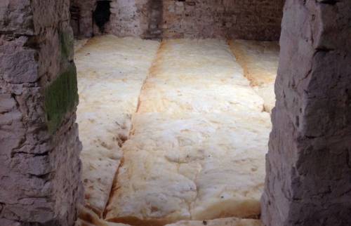 Rouleaux de laine de verre posés de manière jointive