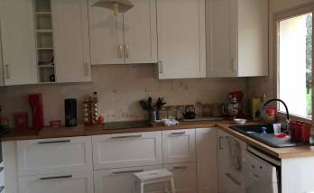 Rénovation d'une cuisine avec frangement entre le salon et la cuisine et accès par une passerelle, à Nantes (44)