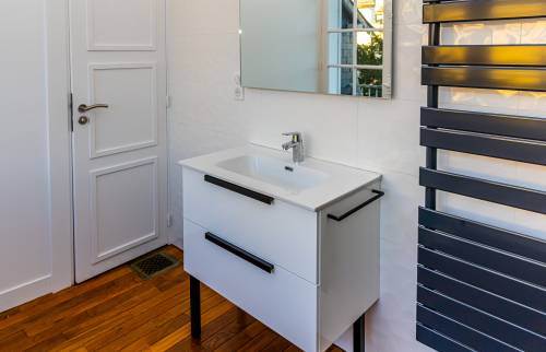 Salle de bain avec parquet