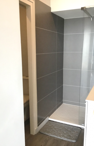 Grande douche à receveur plat