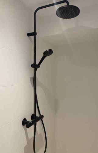 Mise en place des éléments sanitaires, colonne de douche 