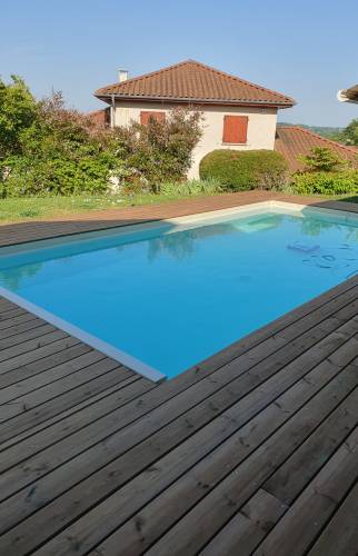 Une rénovation qui valorise les extérieurs et met en valeur l'espace piscine.