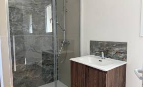 Salle de douche modernisée à Bazas par La Maison Des Travaux