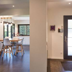 Vue intérieure de la cuisine et salle à manger agrandies – Maison T. Rhône