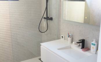 Une salle de bains totalement rénovée à Vanves (92170) - douche italienne