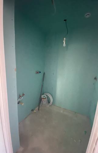 Transformation d'un dressing en salle de douche parentale 