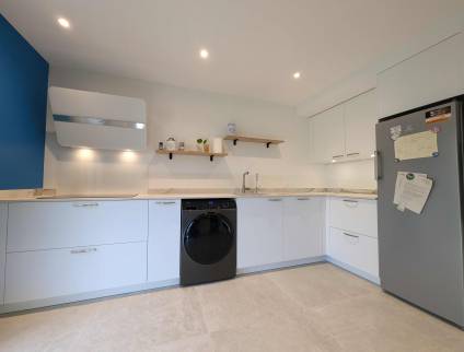 pose d'une cuisine dans une buanderie