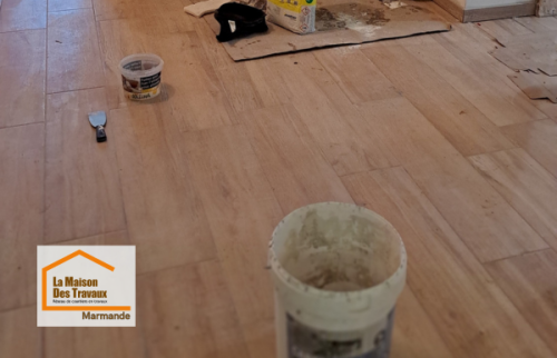 Chantier de rénovation de sol à Fumel : mise en œuvre d’un revêtement moderne, résistant et adapté à un usage quotidien.