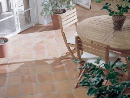 Terrasse en pierre à Pineuilh