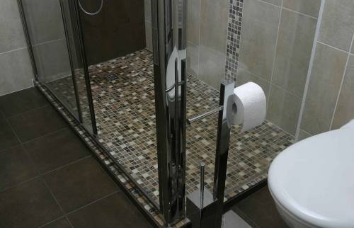Aménagement d'une douche et de toilettes dans le Calvados