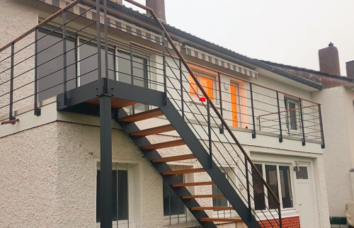 Escalier en acier galvanisé à Saintes, Royan et Cognac