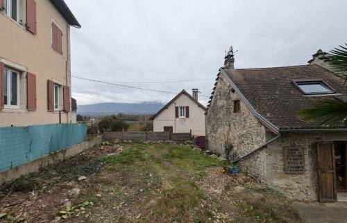 Maison en pierre avant la création d'une extension merderne sur le terrain sur-élevé