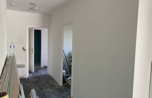 Ratissage des murs, réparation trous et fissures avant mise en peinture 
