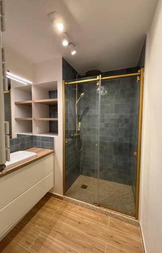 Salle de bain rénovée moderne et élégante – La Maison des Travaux Paris 17