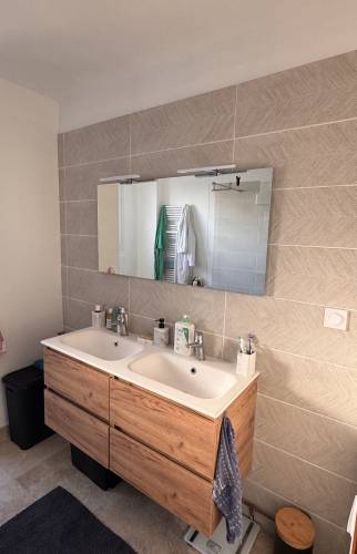 Meuble vasque bois salle de bain moderne appartement La Maison Des Travaux Ales