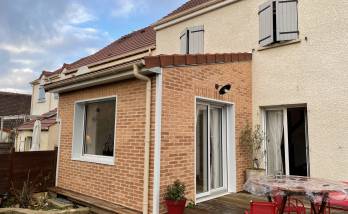 Extension ossature bois avec pierre de parement briquettes