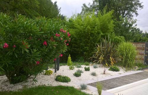 Une belle piscine à l’abri des regards à Voisins-le-Bretonneux (78)