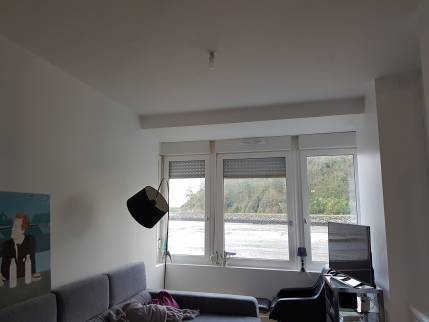 Salon entièrement isolé, plaqué et peint