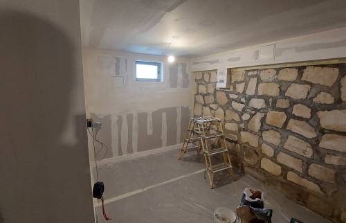 Aménagement sous-sol pendant