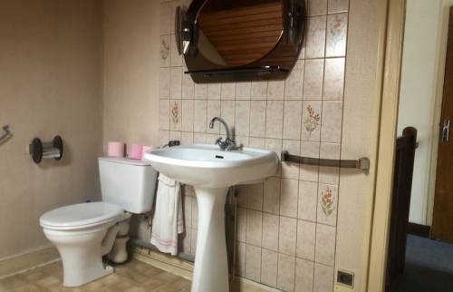 L'ancienne salle de bains au sous-sol