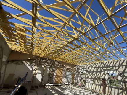Construction de charpente en cours sur un corps de ferme en rénovation - Alixan 26300